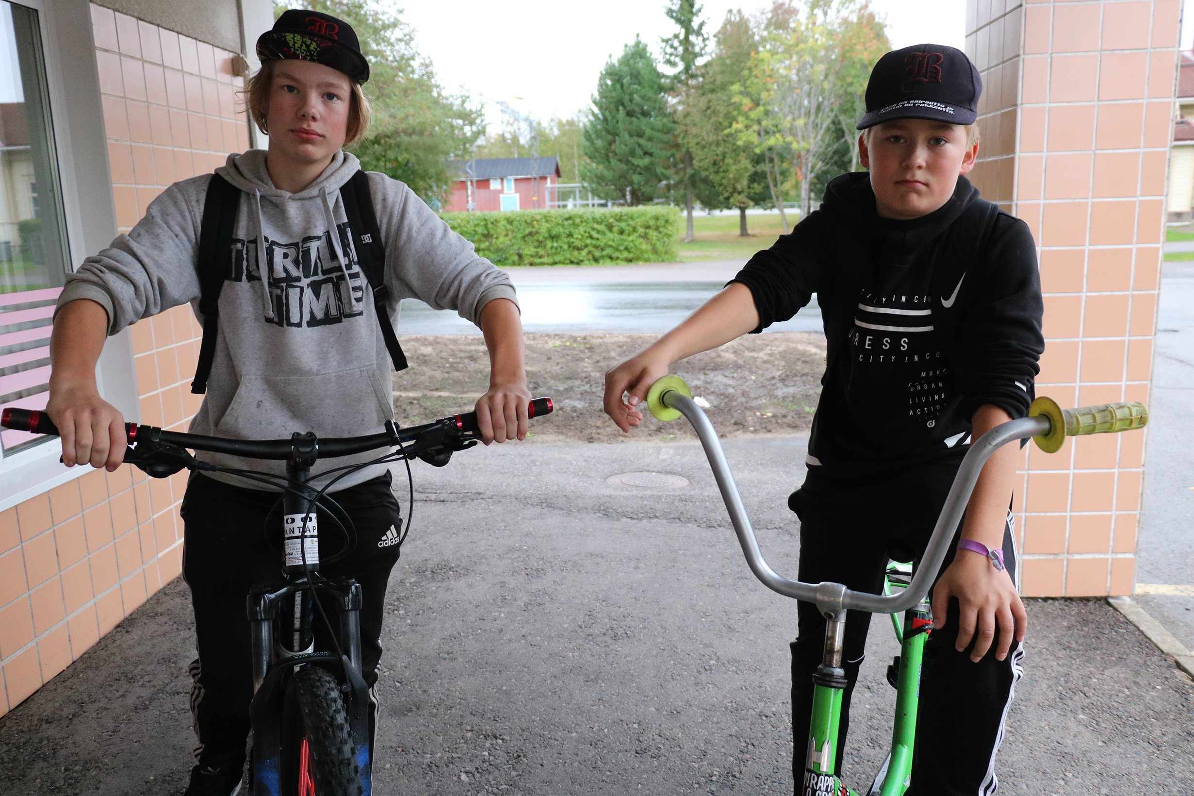 Näiden poikien mielestä villiperjantai on parasta, mitä Oulaisissa tapahtuu. Illan huipentaa heidän mielestään ilotulitus.