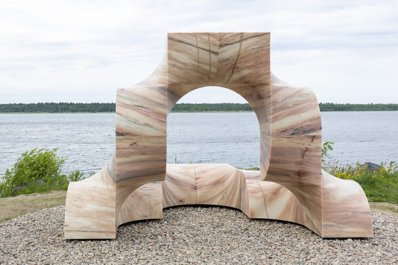 Kellon muotoista veistosta ovat inspiroineet Kiviniemen muut kellot. Paikankin nimi on osuvasti Kello.