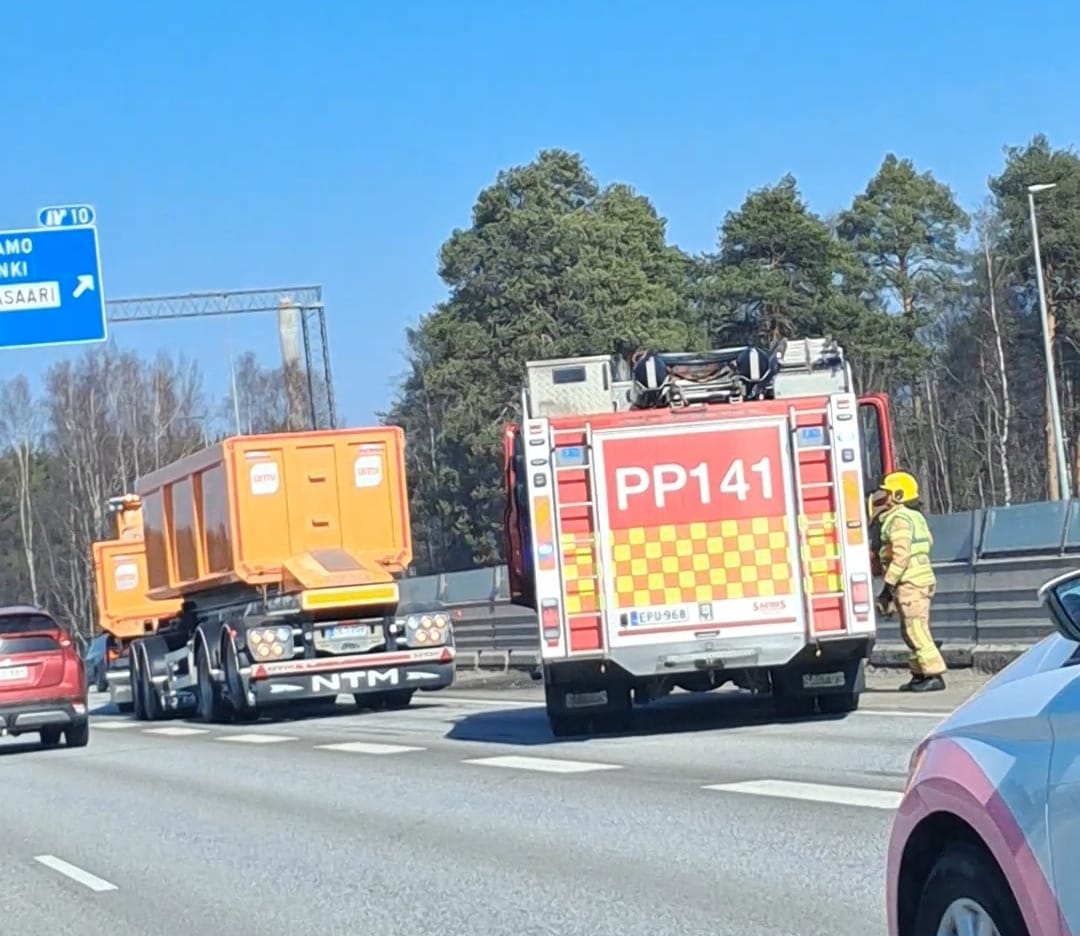 Pelastuslaitos tuli paikalle pian kolarin tapahduttua.