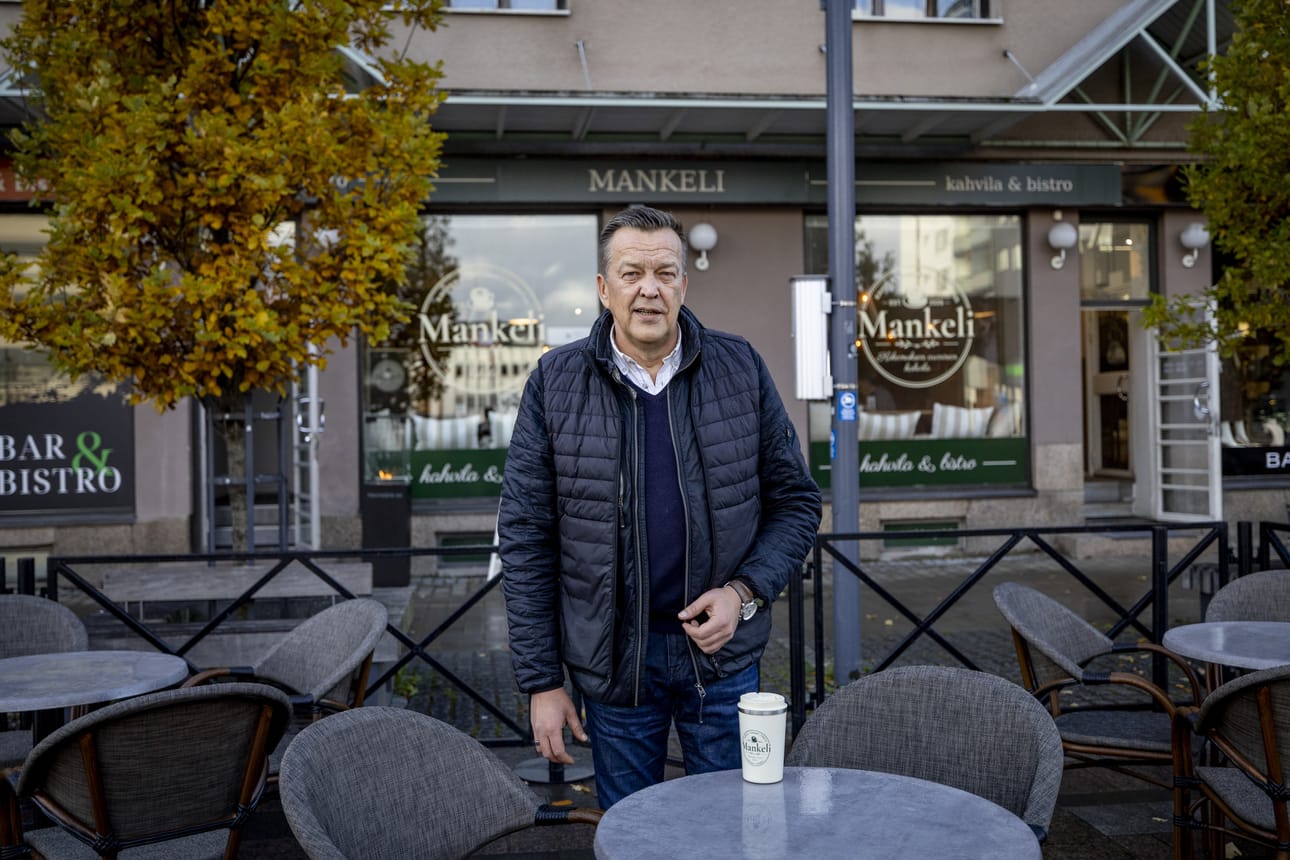 Mankelin edustalla hörpätään tulevana talvena lämmintä juomaa ja luistellaan vaikka kalskeanharmaan sään keskellä. Kaukalossa noudatetaan mailatonta vuoroa, joskin alle 6-vuotiaat saavat hyödyntää mailaa tukenaan, yrittäjä Jarkko Mäkelä sanoo.