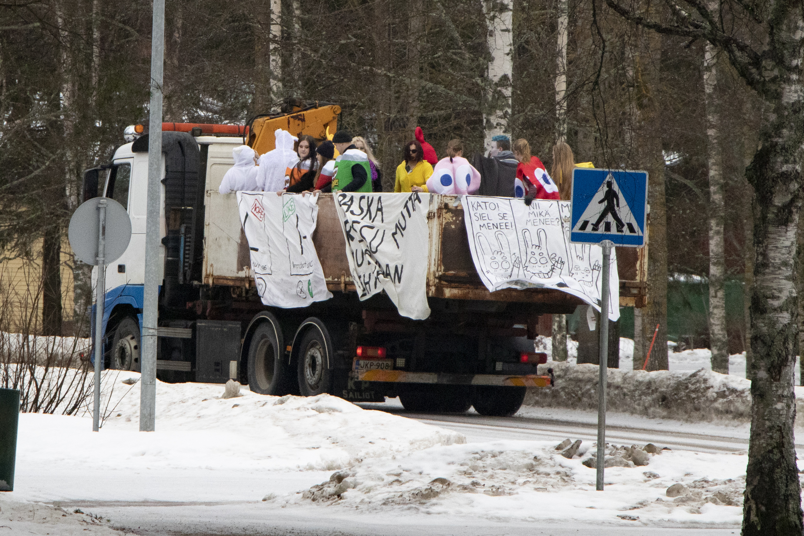 Abit innostuivat ajelemaan Piippolan kylänraittia useamman kierroksen ja vierailivat myös alakoululla ja päiväkodilla.