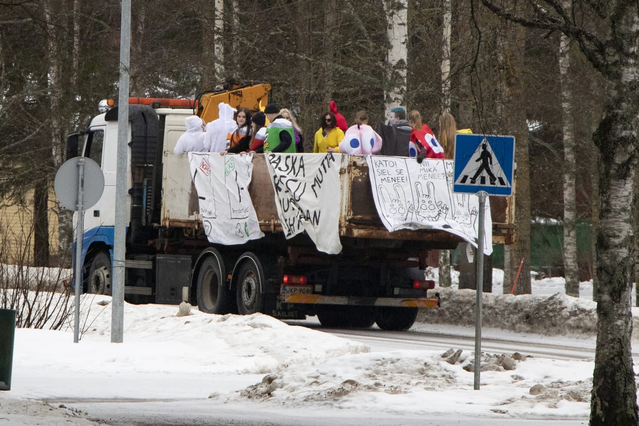 Abit innostuivat ajelemaan Piippolan kylänraittia useamman kierroksen ja vierailivat myös alakoululla ja päiväkodilla.