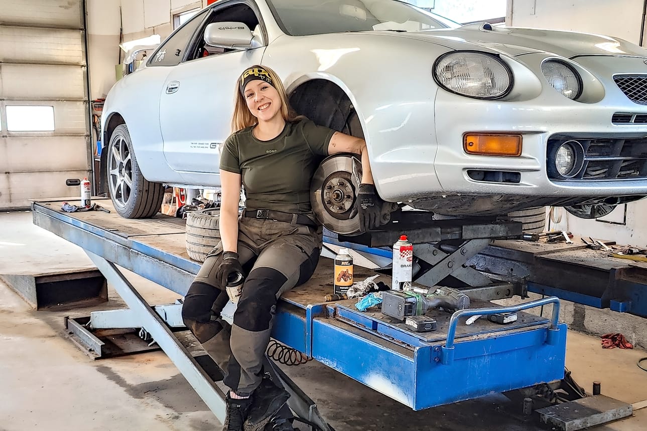 Autot ovat Leppäsen intohimo, mikä ei Jyväskylän rallireittien varrella varttuneelle ole ihmeellistä. Leppänen tekee itse jarruhuollot hänellä kuusi vuotta olleeseen vuoden 1994 Toyota Celica GT-Four-merkkiseen autoon.