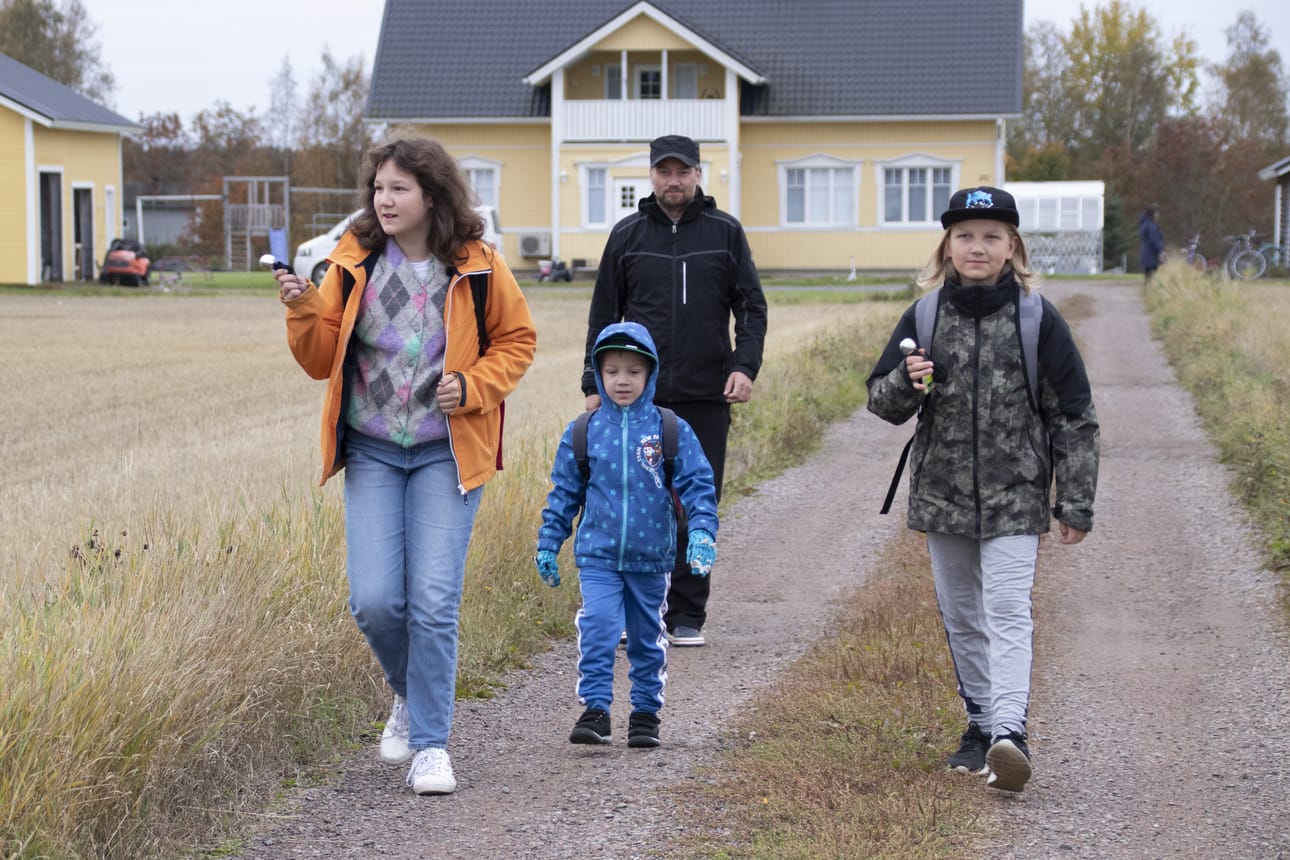 Osa Rantsilan koululaisista on saanut käyttöönsä kunnan hankkiman susikellon turvaamaan koulutietä. Kouluautoa odottamaan matkalla Ruska, Leo ja Lauri Keränen. Vesa Keränen oli varmistamassa lasten turvallista koulukyydin odottelua.