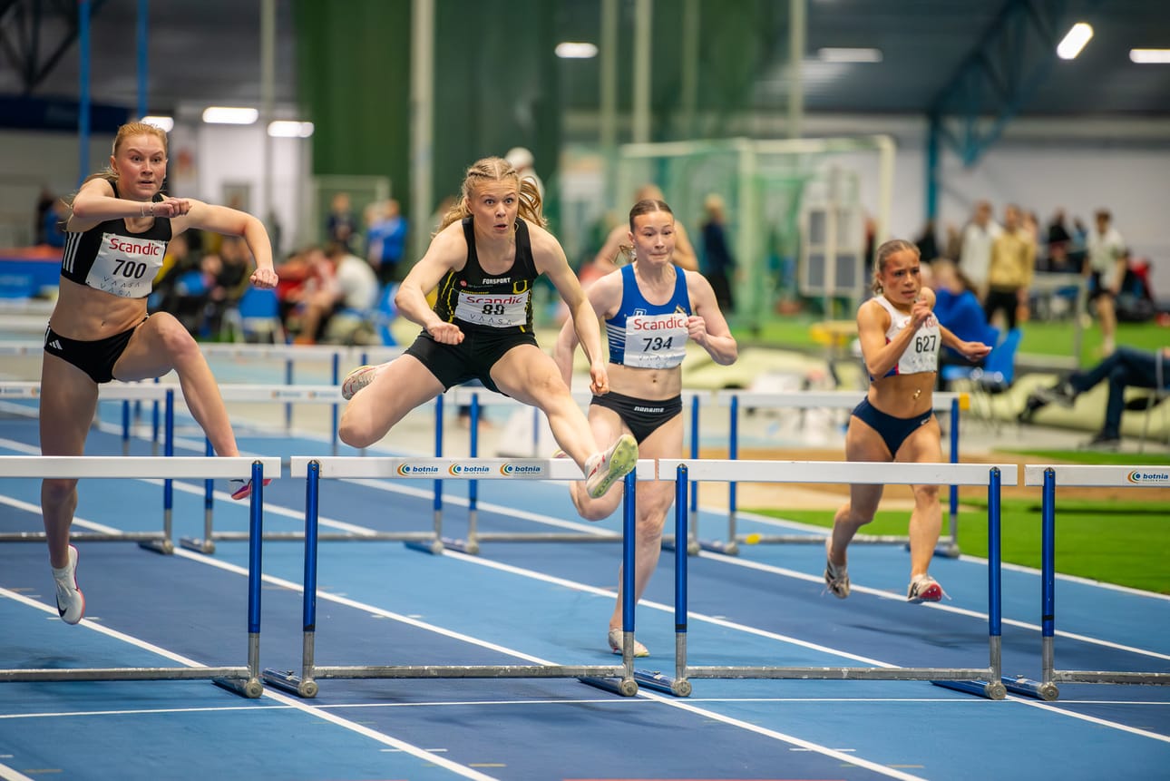 Ottelijalupaus Alisa Launonen (kesk.) aitoi 17-vuotiaiden tyttöjen pika-aitojen Suomen mestariksi Botniahallissa perjantai-iltana.
