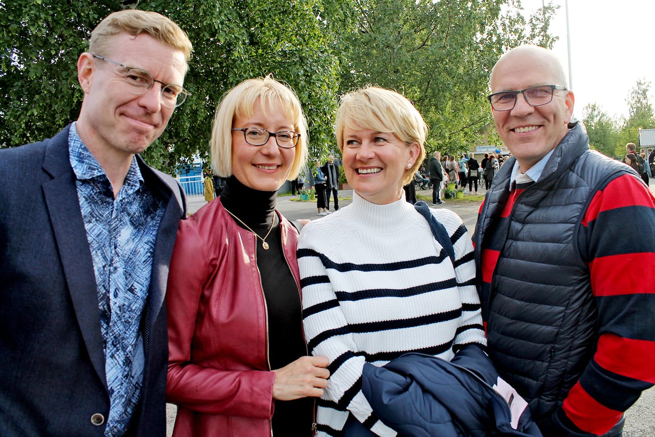 – Tämä on hyvä, tunnusti Eija Kreivi-Kangas (toinen oik.). Näytelmä sai hyvälle tuulelle myös Juha Ryynäsen (vas.), Katja Ryynäsen ja Pertti Kankaan.– Hyvät tyypit ja hauskat hahmot, Viihdyttävä näytelmä piti hymyn kasvoilla koko ajan, he sanoivat.– Ja sitten näki, että he tekivät pikku ylläreitä toisilleen. Pokka ei aina pitänyt, kun toinen improvisoi.