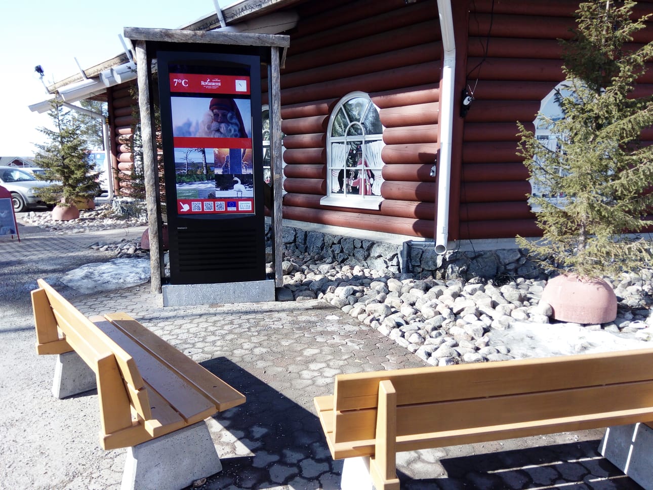 Infotauluissa on kosketusnäytöt.