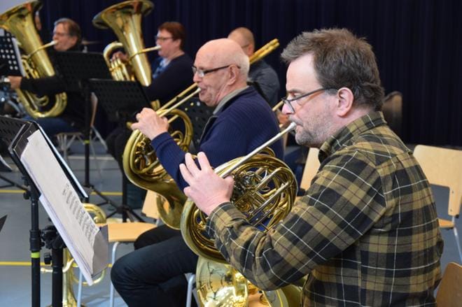 Sulvan puhallinorkesteri ja Seinäjoen rautatieläisten soittokunta järjestävät yhteiskonsertin. Kuva Raija Koivisto