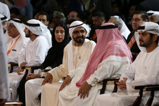 Dubain hallitsijan Mohammed bin Rashid Al Maktoum (keskellä) on myös Arabiemiraattien pääministeri ja varapresidentti.