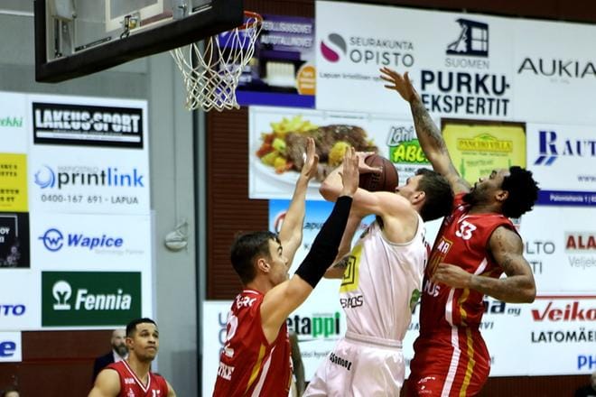 Kobrien Zane Waterman punnersi kaksi pistettä Uran Mikael Sandbergin ja Jesse Perryn estelyistä huolimatta. KUVA: HEIKKI HAKANEN
