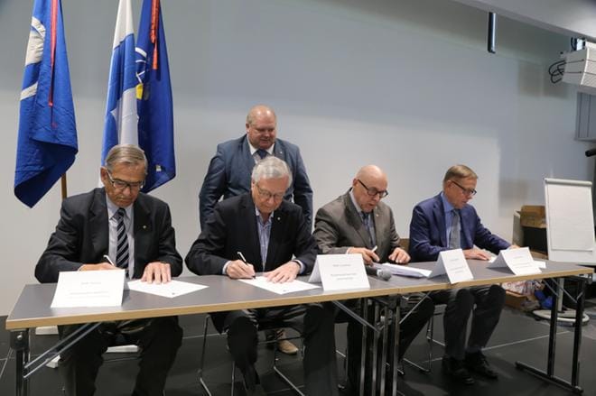Sotaveteraaniliitto sekä Rintamamiesliitto tiivistävät yhteistyötään edunvalvonnassa. Liittojen yhteistyöpöytäkirja allekirjoitettiin perjantaina Tuusulassa. Vasemmalta Rintamaveteraaniliiton liittovaltuuston puheenjohtaja, kenraaliluutnantti evp Antti Simola, Rintamamiesliiton puheenjohtaja Matti Louekoski, Sotaveteraaniliiton puheenjohtaja Erkki Heikkinen sekä Sotaveteraaniliiton liittovaltuuston puheenjohtaja Jukka Paarma. Takana Rintamaveteraanin liiton toiminnanjohtaja Heikki Karhu. Kuva: Markku Seppä.