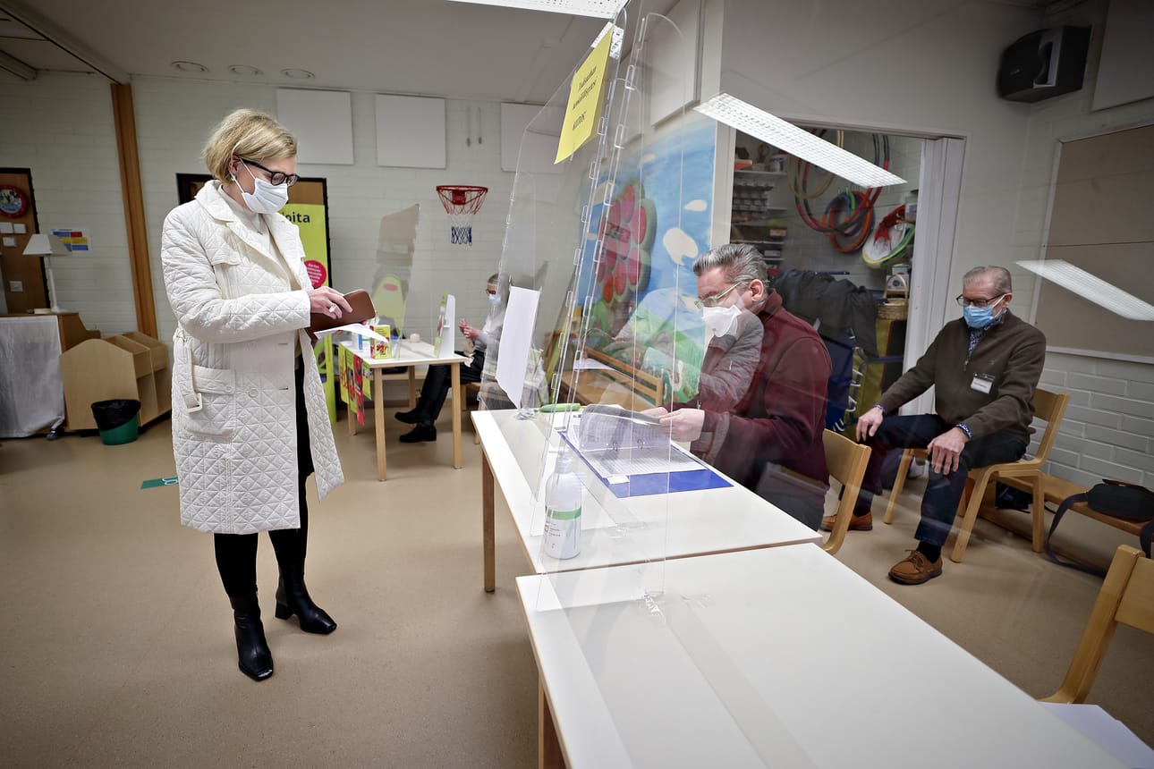 Etelä-Pohjanmaan hyvinvointialueella eniten ääniä kerännyt Paula Risikko äänesti sunnuntaina Seinäjoen Katajalaaksossa.