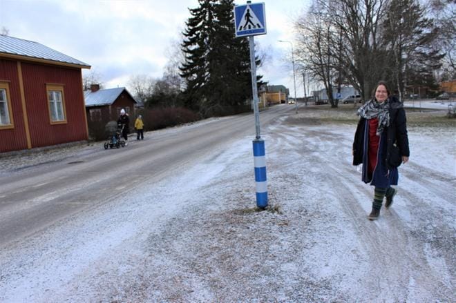 Sulkukadulla suojatien merkin kohdalla on uuden päiväkodin pihan nurkka, kertoo Sirkka Suurla. Nyt päiväkoti on parakeissa, joiden vuokra-aika päättyy elokuun lopussa. KUVA: MINNA ZILLIACUS