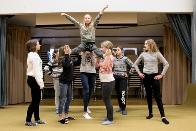 Pukkilan koulun kuudesluokkalaisten akrobatia-ryhmä harjoitteli koulun satavuotisjuhlia varten maanantaina. KUVA: JORMA HAVULA