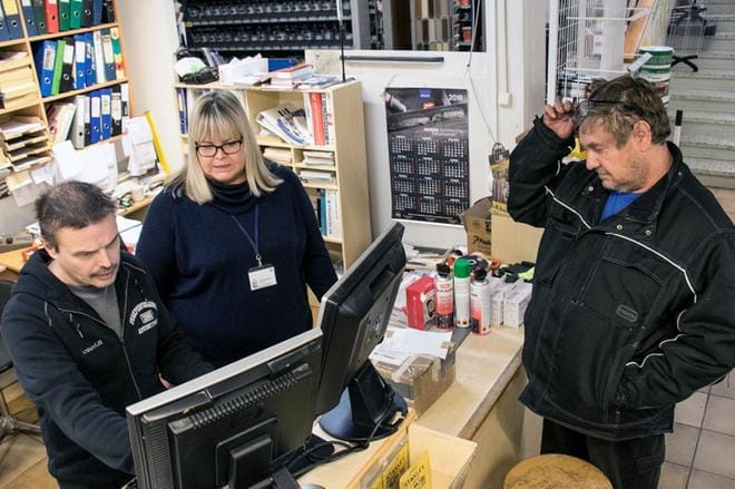 Matti Hietakangas (vasemmalla) opetteli Tarja Haapasalon opastuksella kirjaamaan pakettilähetystä koneelle. Asiakkaan oli Pauli Roivainen. KUVA: JORMA HAVULA