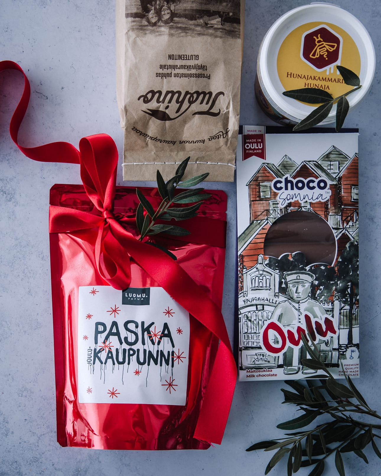 Kokit ja Potit -blogin Hannele Hyvärinen on koonnut blogiinsa vinkkejä jouluiseen herkkukoriin, joka toimii hyvänä joululahjana läheiselle.