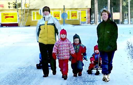 Kavereita lapsille. Pirjo Keinänen toivottaa uusiksi naapureikseen tervetulleiksi erityisesti lapsiperheet.