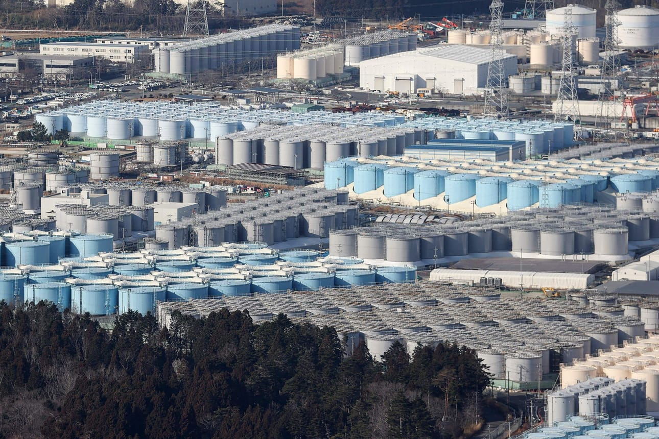 Fukushiman voimalan alueelle on kertynyt noin 1,3 miljoonaa kuutiometriä vettä, jonka Japani haluaa vapauttaa Tyyneenmereen. LEHTIKUVA/AFP