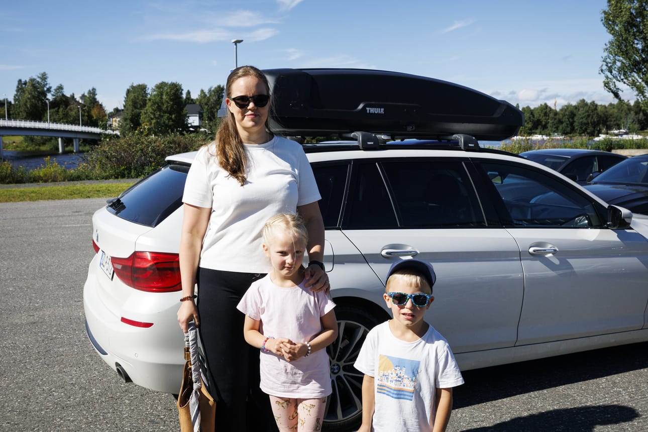 Jenni Turtinen muistelee hämärästi kuulleensa parkkialueen sulkemisesta aikaisemmin. Esimerkiksi Kivisydämeen auton vieminen on kauempana ja kalliimpaa. Kaupunginkirjastossa tulee käytyä viisivuotiaan Olivian ja neljävuotiaan Danielin kanssa melko usein, koska valikoima on laajempi kuin kotikirjastossa Hiukkavaaraassa.