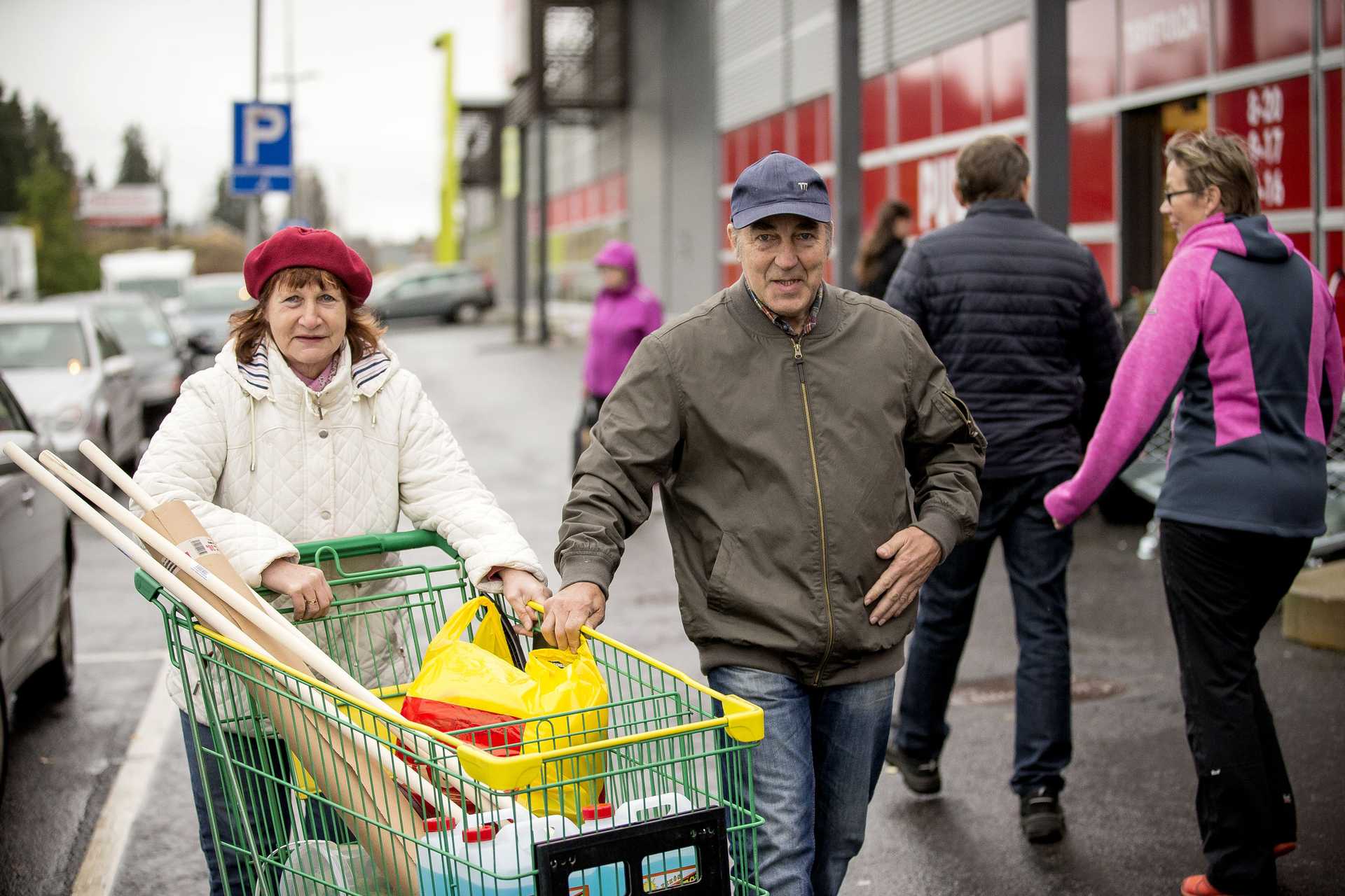 Anni Hirvaskari ja Heikki Koivusaari eivät löytäneet juuri sitä, mitä tulivat etsimään, mutta kärryyn päätyi kuitenkin paljon tavaraa.