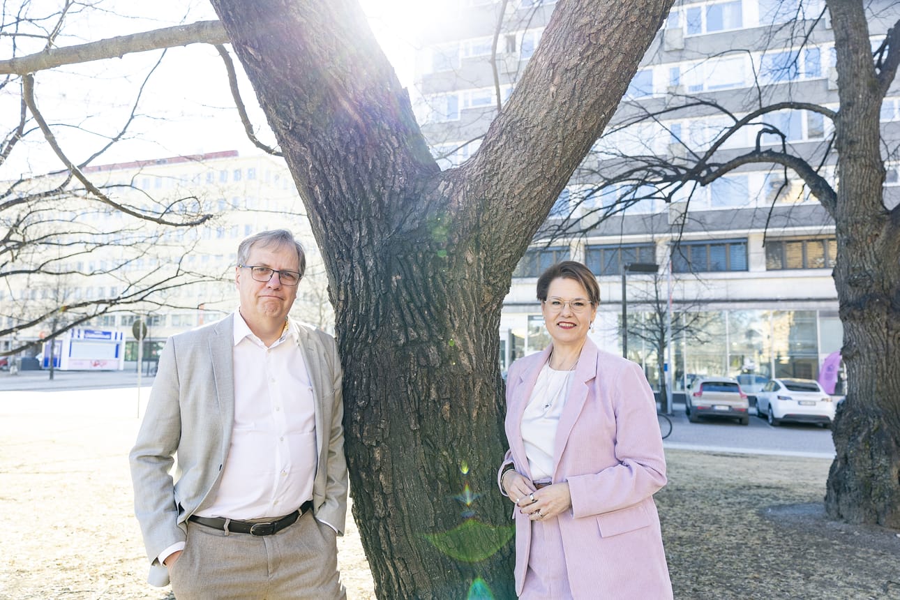 Kuntien pitää jatkossa järjestää palveluja entistä tiiviimmässä yhteistyössä, sanovat Oulussa vierailleet Kuntaliiton Minna Karhunen ja Henrik Lönnqvist.