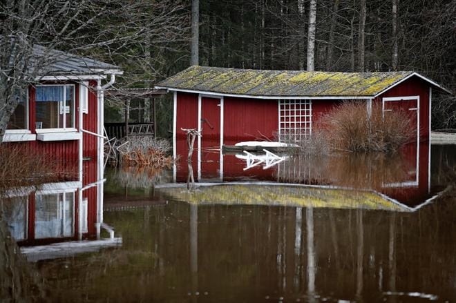 Mökkejä on ollut veden varassa Kuortaneenjärvellä. Kuva: Tomi Kosonen