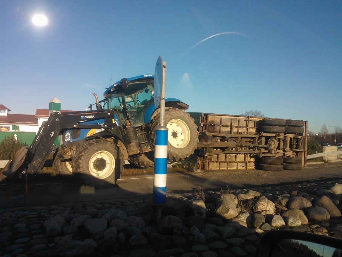 Tielle kaatunut perävaunu ruuhkauttaa liikennettä.