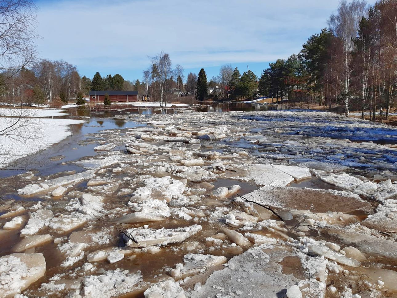 Jäät liikkuivat Malisjoella perjantaina. Jäiden kasautuminen padoiksi on mahdollista.