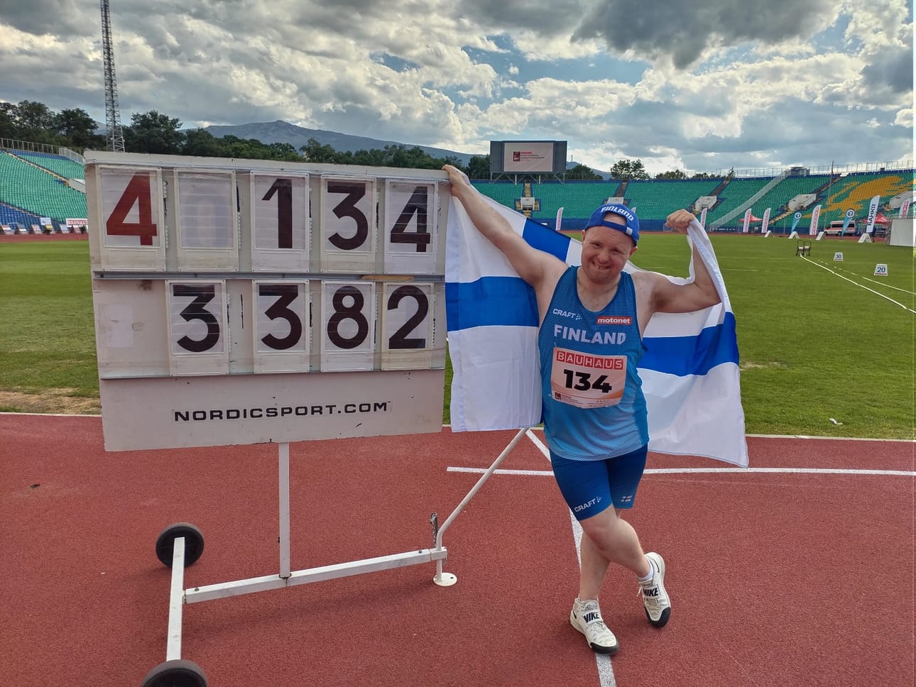 Seinäjokinen Veeti Mustalahti voitti keihäänheiton maailmanmestaruuden tuloksella 33,82.