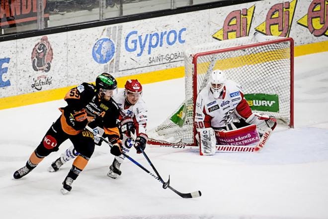 KooKoon Jake Newton kuritti entistä seuraansa Vaasan Sportia perjantaina Kouvolassa pelatussa ottelussa. KUVA: KATJA JUURIKKO