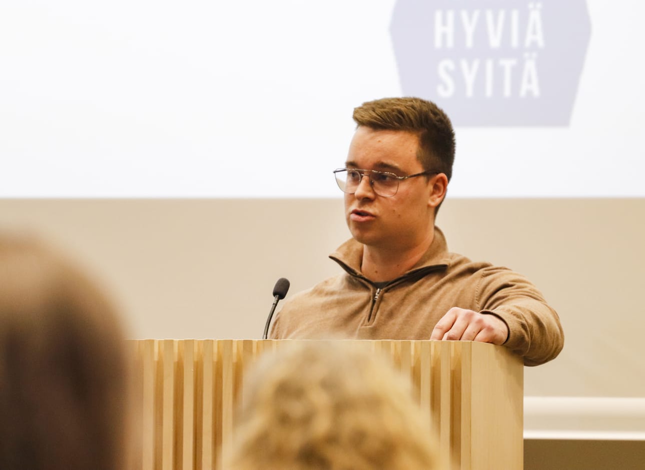 Maankäyttöpäällikkö Oskari Jokikokko esitteli uuden yksityistiesäännön kaupunginvaltuustolle.