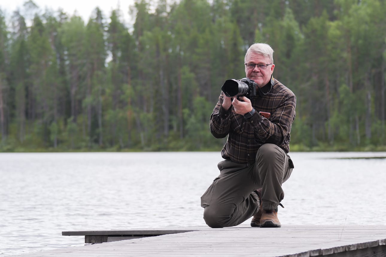 Lassi Rautiainen kuuluu suomalaisen luontokuvauksen ja erityisesti karhukuvauksen uranuurtajiin. Hän rakensi ensimmäisen tarkkailupaikkansa Suomussalmelle 1970-luvun lopulla.
