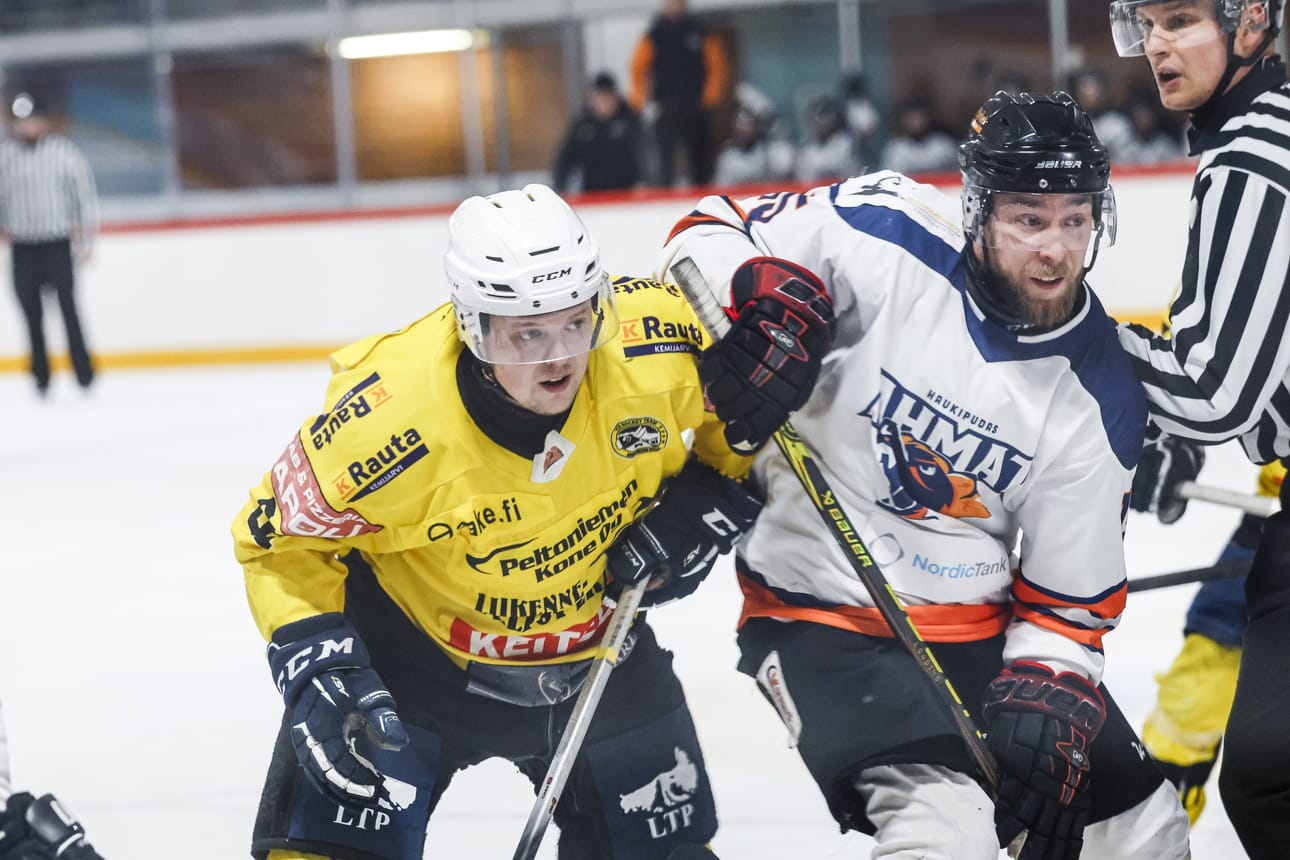 Viljami Korpela (vas.) teki Kemijärven Kiekon kaksi ensimmäistä maalia. Taisteluparina Ahmojen Juuso Timonen.