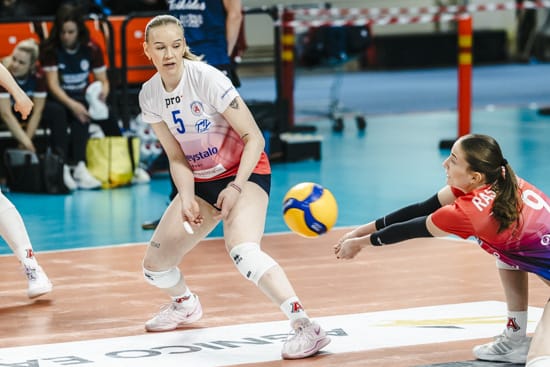 Larissa Isokääntä ja Oona Rasinperä kantoivat päävastuun vastaanotosta.
