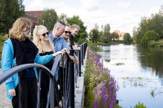 Preppaamon Salla Oravamäki (vas.), Vera Lehtomäki, Miika Savioja, projektipäällikkö Petteri Lehtola ja Jere Kukkamäki kuvasivat viime torstaina mainosvideota Rakkaudella Seinäjoki -tapahtumalle. KUVA: SAKARI HÄLLFORS