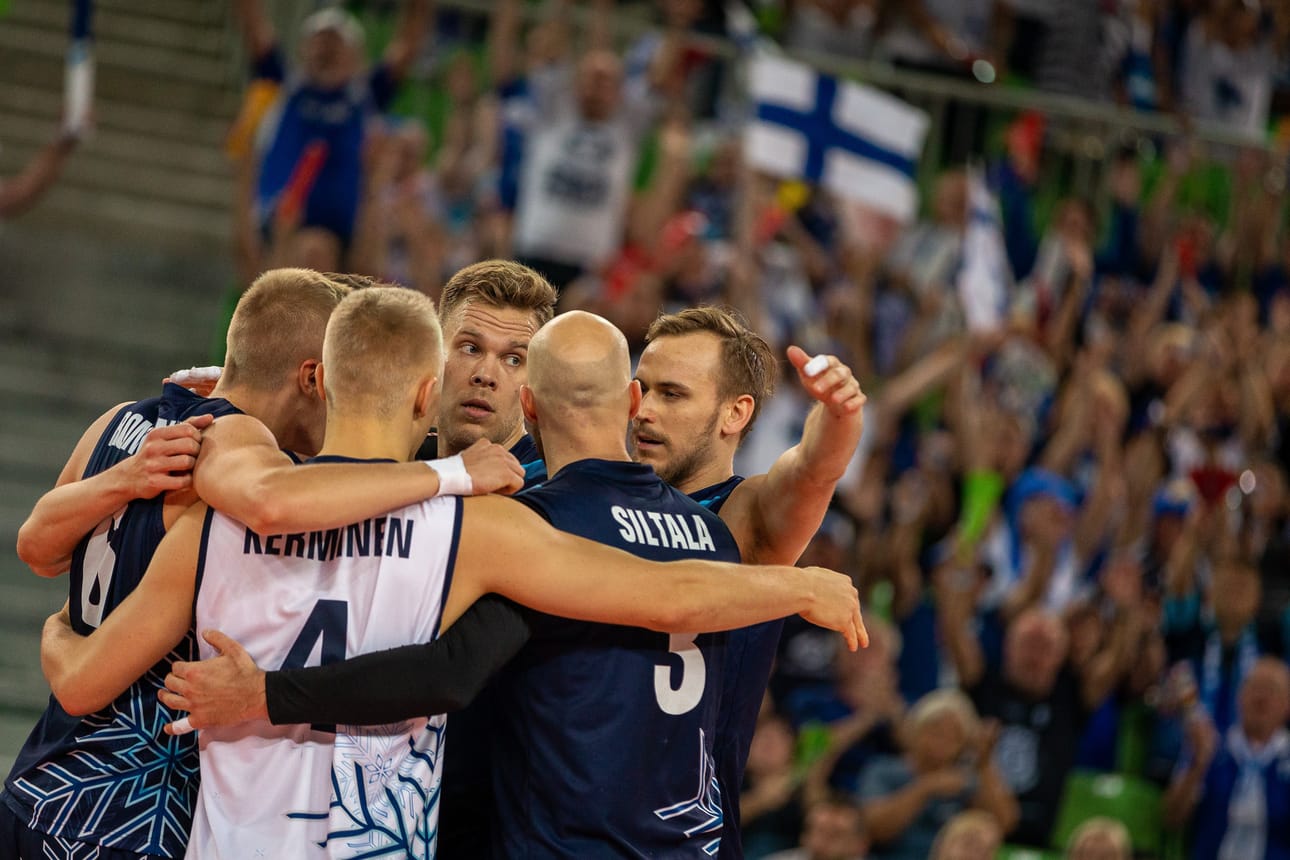 Suomen lentopallomiehet juhlivat dramaattisen keskiviikkoillan päätteeksi Turkki-voittoa ja EM-kisojen neljännesvälieräpaikkaa.