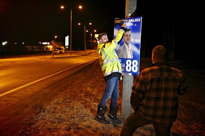Harri Koskela lähti poistamaan vaalimainoksiaan heti vaalituloksen selvittyä. Kuva: Tomi Kosonen