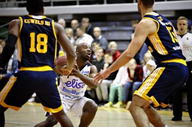 Kobrien Aubrey Conerly etsii rakoa Seagullsin puolustuksesta. Kuva: Tomi Kosonen