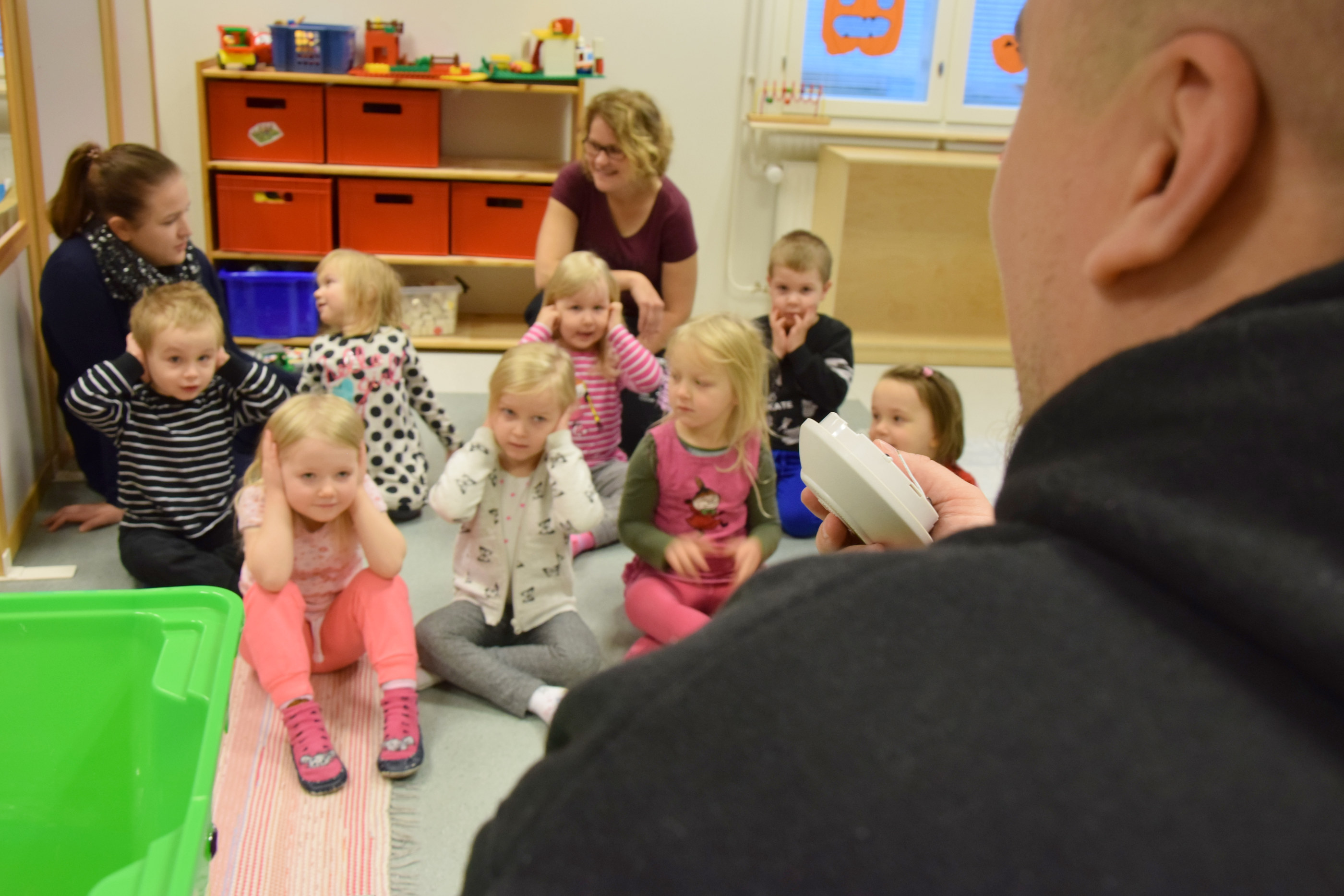 Raine Niinimaa jutteli lasten kanssa muun muassa palovaroittimen tärkeydestä. Kuinkahan isosti se ääntääkään?