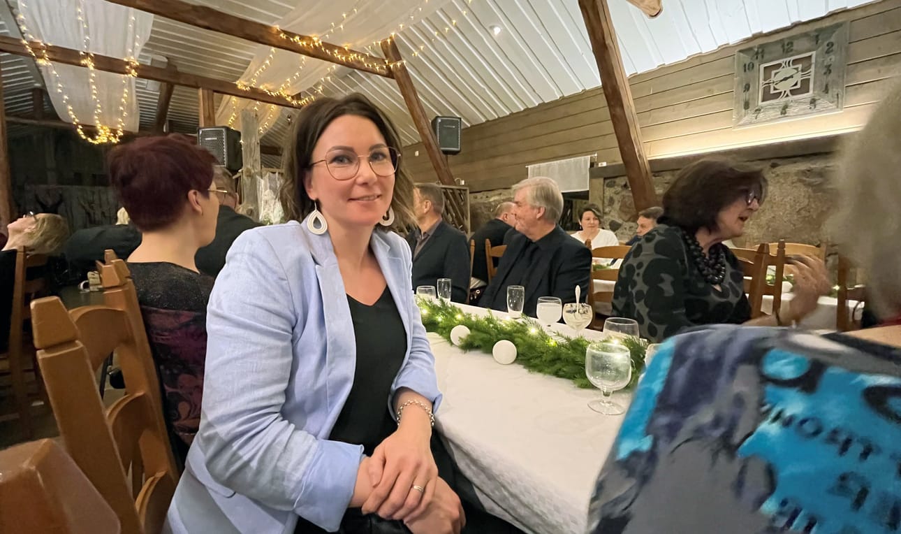 Anne Bäckström juhli Jurvan Yrittäjien kanssa tunnelmallisessa Pitkän Tuvan juhlasalissa Tampsinmaalla.