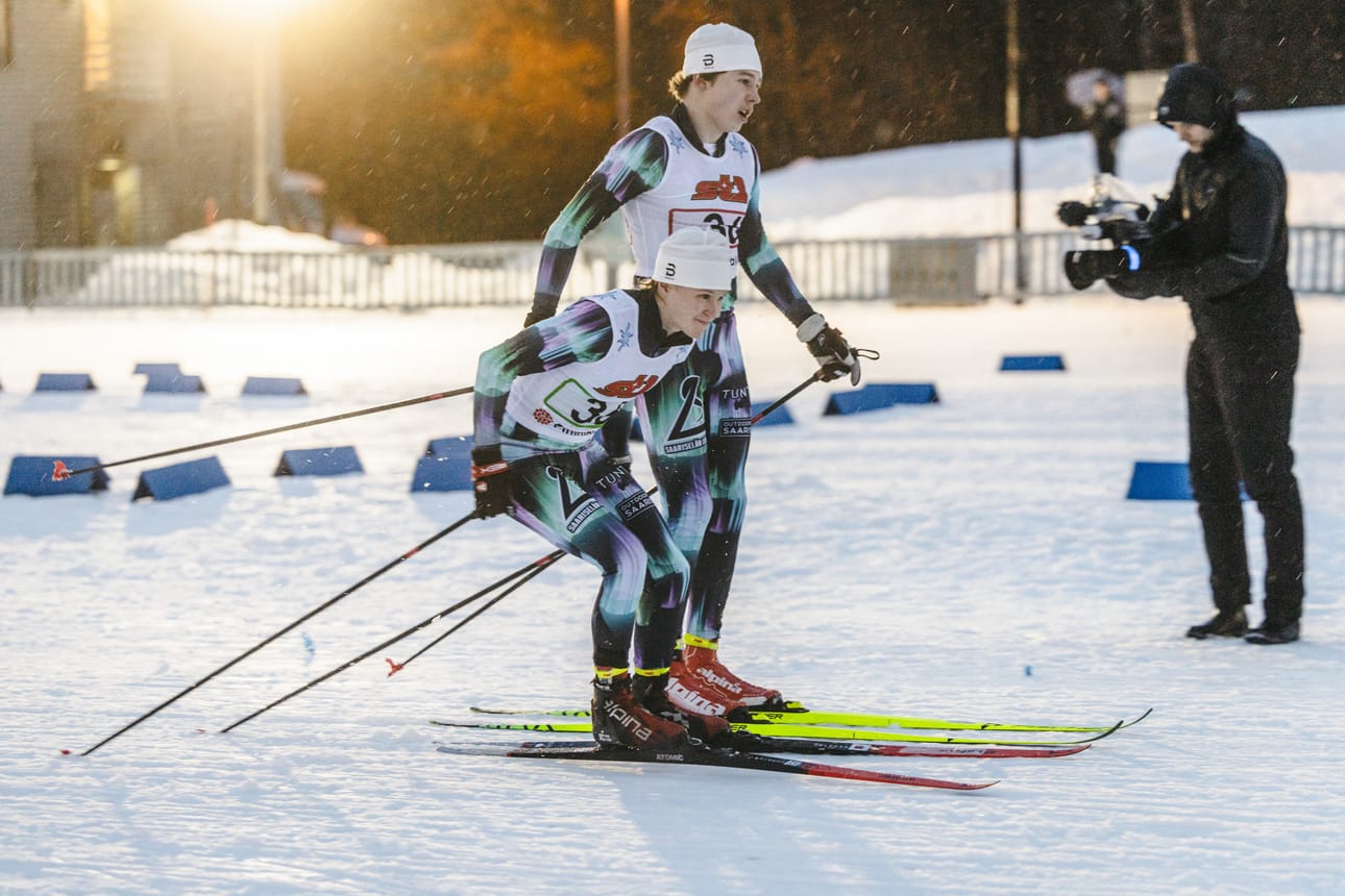 Saariselän Loimun avausosuuden hiihtäjä Tuukka Posio lähettää Pekka Tervaniemen toiselle osuudelle Ounasvaaran nuorten SM-hiihdoissa.