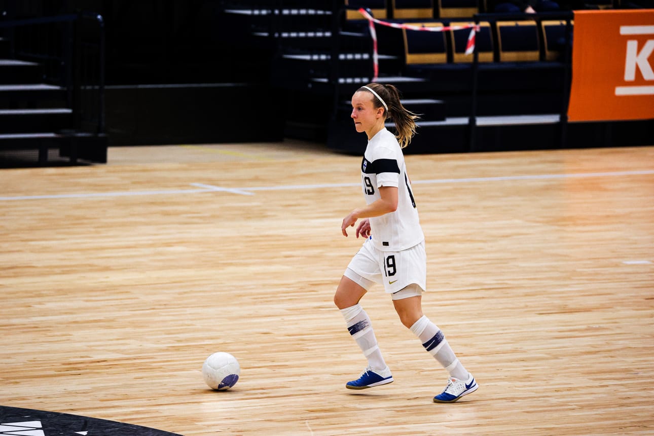 Maria Mäntylä on pelannut jalkapalloa pikkutytöstä lähtien. Laji vaihtui futsaliin vuonna 2009. Nousujohteisen futsal-uran aikana hänelle on kertynyt muun muassa kaksi Suomenmestaruutta ja edustuspaikka naisten maajoukkueessa.