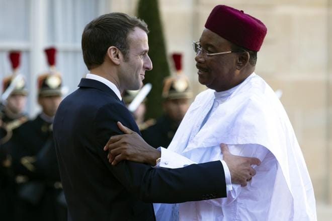 Ranskan presidentti Emmanuel Macron (vas.) ja Nigerin presidentti Mahamadou Issoufou tapasivat 12. marraskuuta Pariisissa. KUVA: IAN LANGSDON