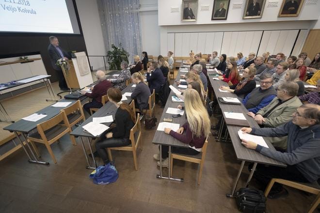 Seurakunnissa koulutetaan vaalilautakuntien vapaaehtoisia eri puolella Suomea. Oulun seurakuntayhtymän rekisterinjohtaja Veijo Koivula piti koulutustilaisuutta torstaina. KUVA: Pekka Peura