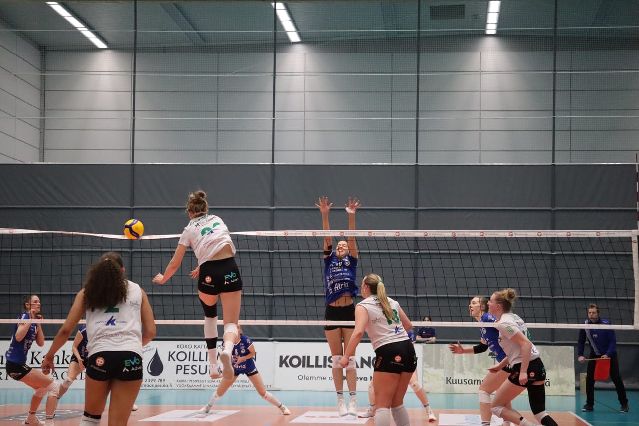 Sisäinen kuvaus Pölkky Kuusamo ja JymyVolley kohtasivat lentopallon naisten Mestaruusliigan ensimmäisessä puolivälieräottelussa Kuusamossa perjantai-iltana.