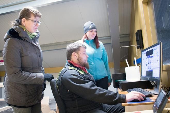 Ilvesjoen kyläyhdistyksen puheenjohtaja Marianne Hongisto (vasemmalla) kertoi, että esimerkiksi monet maatilat ovat ottaneet nopean yhteyden. Riku Kurjen ja Johanna Salon lypsykarjatilalle valokuitu on tärkeä, sillä tilan monia toimintoja ohjataan etänä, ja esimerkiksi lypsyrobotin korjaukset hoituvat monesti kätevimmin verkon kautta. KUVA: JORMA HAVULA
