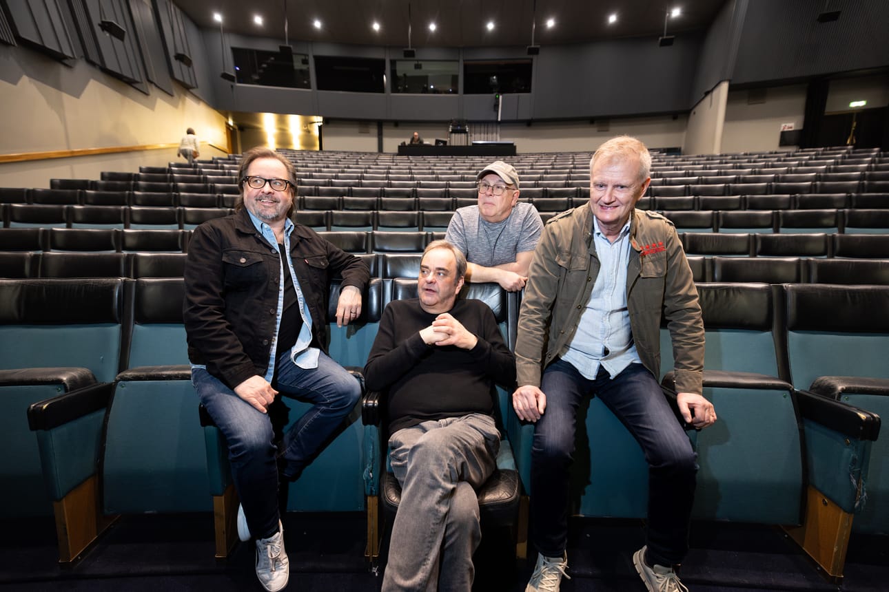 Ilta Kummelin kanssa -esityksessä muistojaan jakoivat Heikki Hela (vas.), Olli Keskinen, Timo Kahilainen ja ohjaaja Matti Grönberg. Nauru on kantautunut sukupolvelta toiselle – jopa kolmannelle.