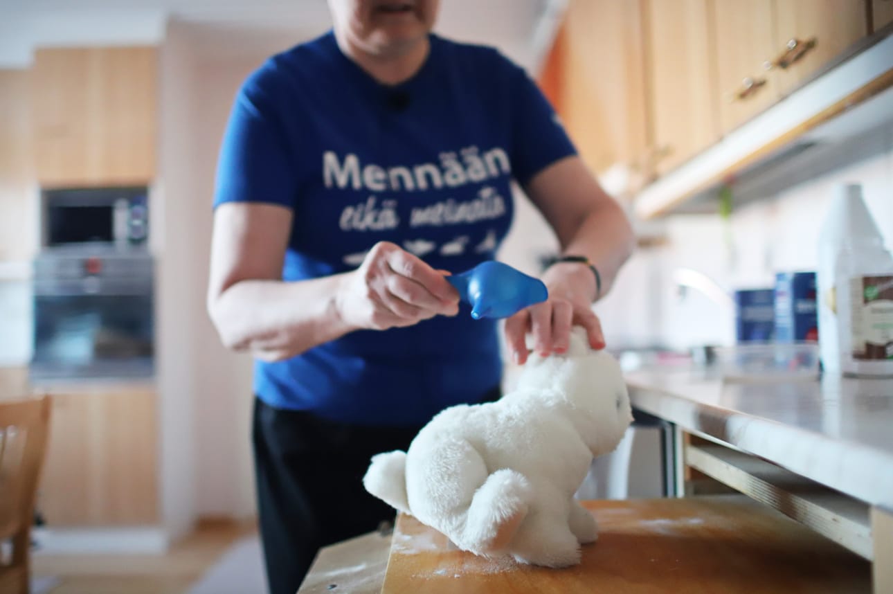 Raija Rinta-Seppälä tietää konstin, jolla pitää pehmolelut puhtaina.