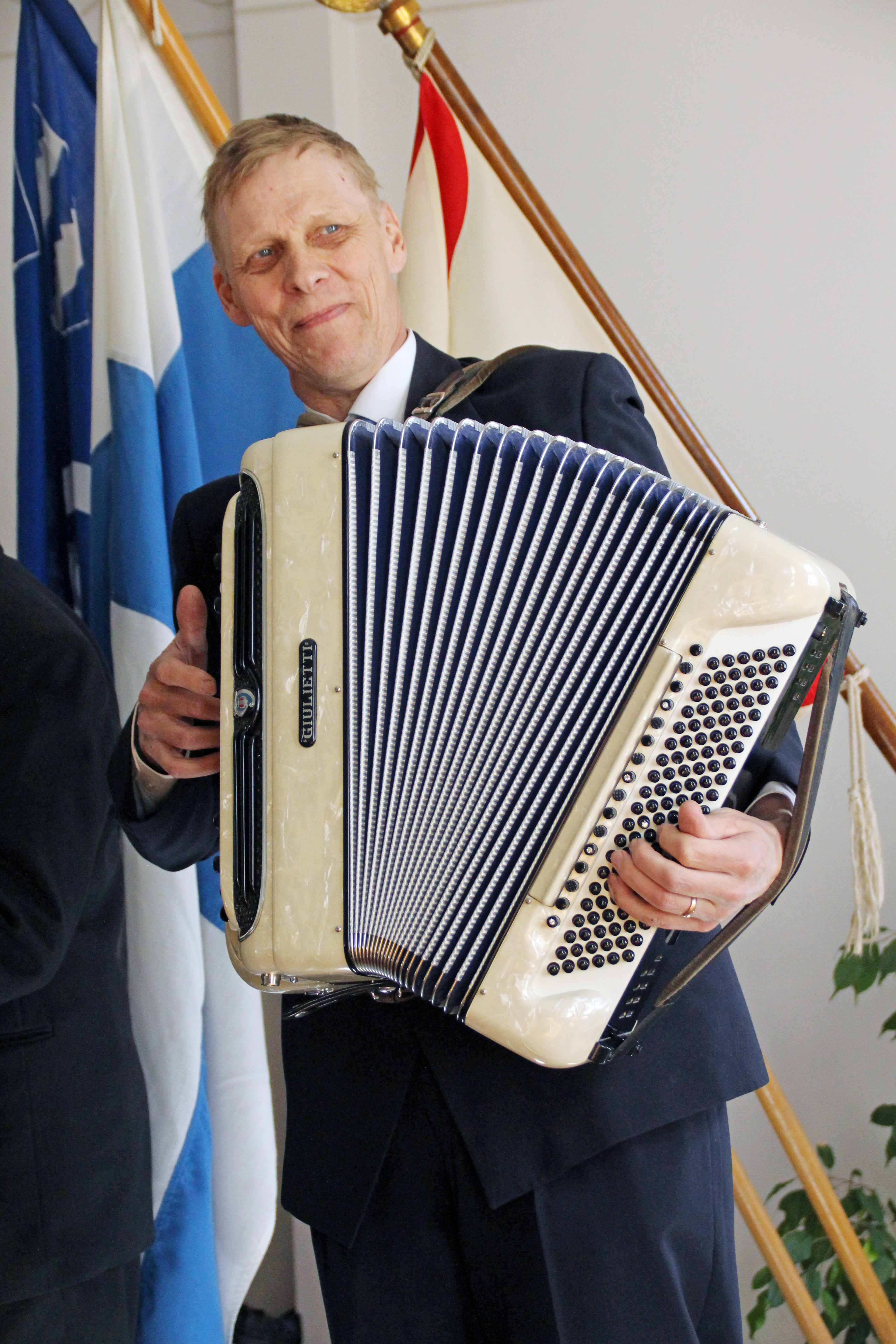 Veteraanijuhlassa soitti hanuria Aimo Rankinen.