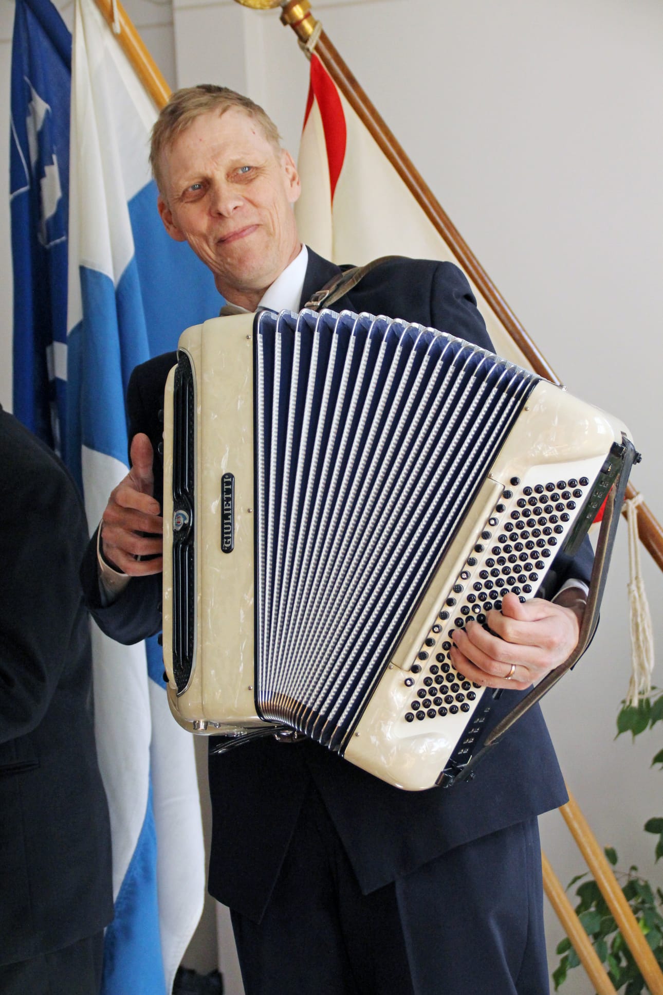 Veteraanijuhlassa soitti hanuria Aimo Rankinen.